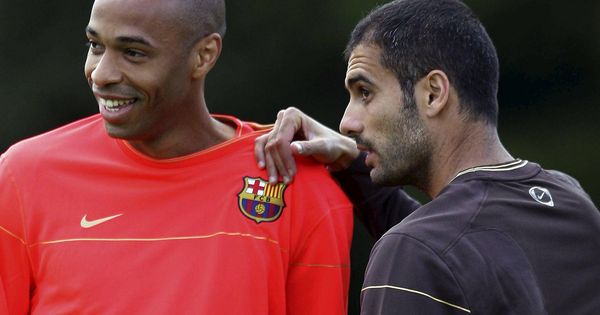 Foto: Guardiola charla con Henry en su primera temporada juntos en el Barcelona (EFE/Alberto Estévez)