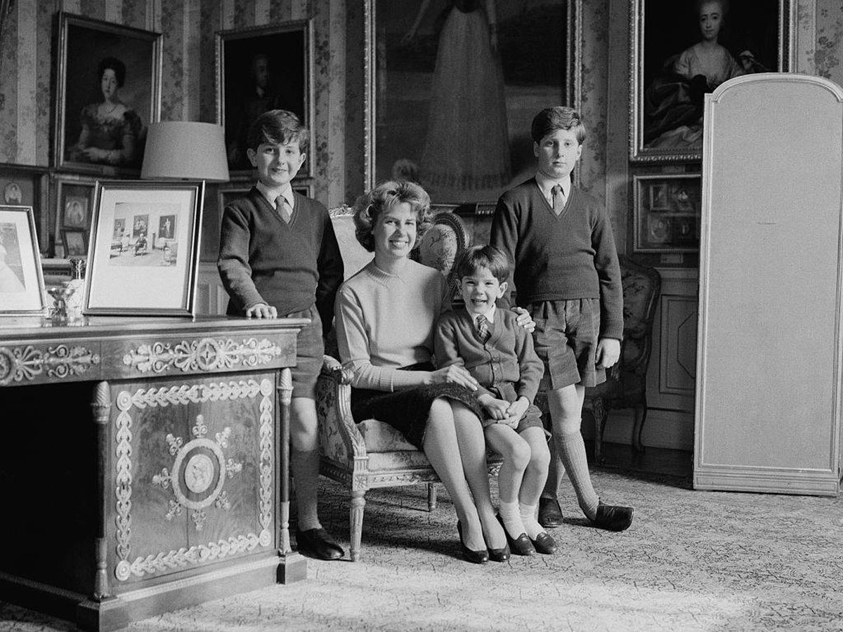 Foto: La duquesa de Alba con tres de sus hijos. (Getty)