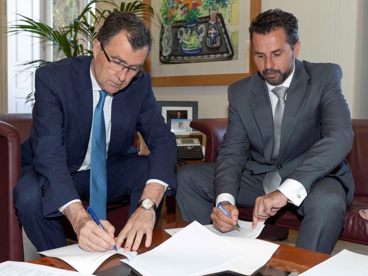 Foto: José Ballesta (PP) y Mario Gómez (Cs) cuando firmaron el pacto del Gobierno municipal en 2019. (EFE)