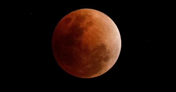 Foto: Imagen de la Luna roja durante un eclipse en Filipinas | EFE