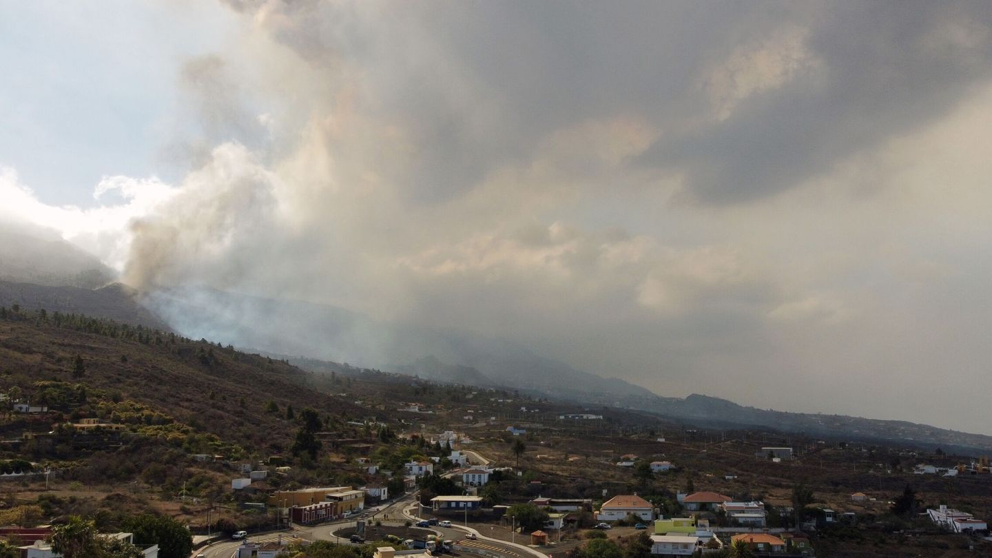 Columna de humo del volcán de Cumbre Vieja. (Reuters / Nacho Doce)