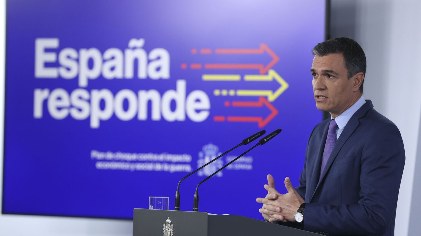 Foto: El presidente del Gobierno, Pedro Sánchez, comparece en el Palacio de la Moncloa tras el Consejo de Ministros extraordinario. (EFE/Kiko Huesca)