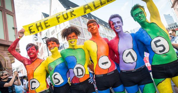 Foto: Manifestantes pintados con los colores del arcoiris enarbolan una pancarta que dice "Matrimonio para todos", en Frankfurt, el 18 de julio de 2015. (EFE)