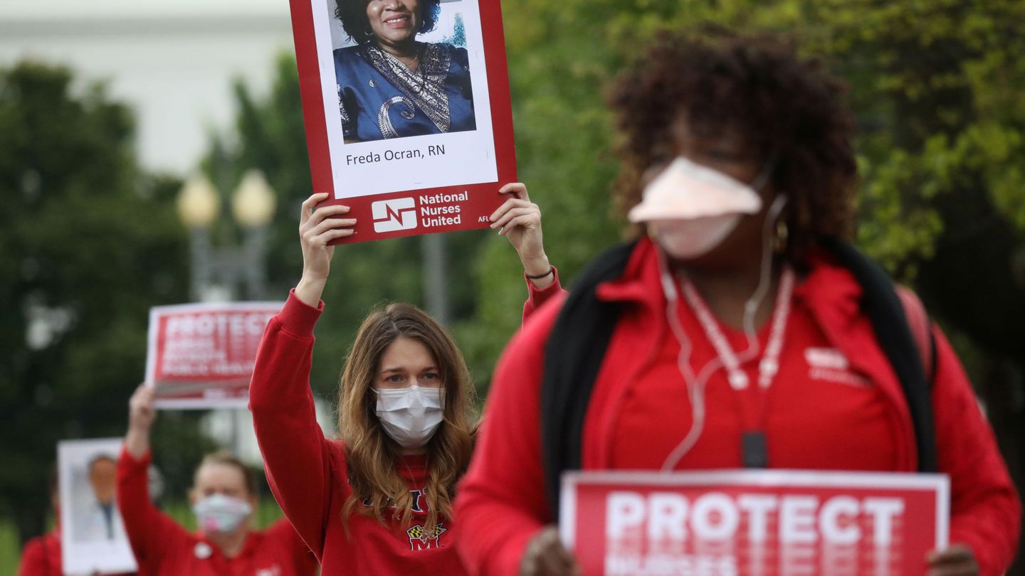 Enfermeras manifestándose por el derecho a la sanidad. (Reuters)