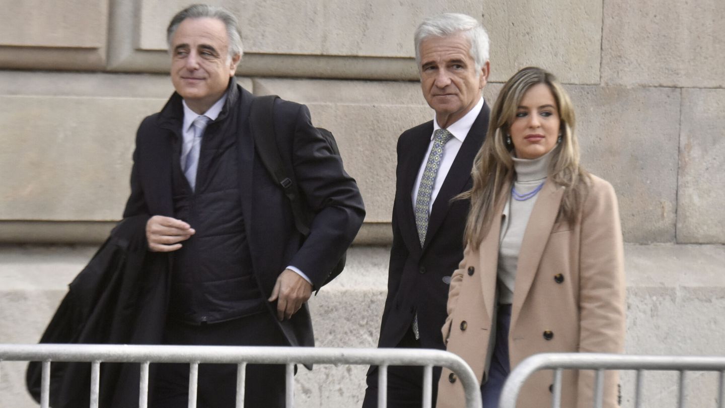 Pau Molins, abogado de Shakira, llega a la Audiencia de Barcelona junto a José Luis Prada y Miriam Company. (Europa Press/David Oller)