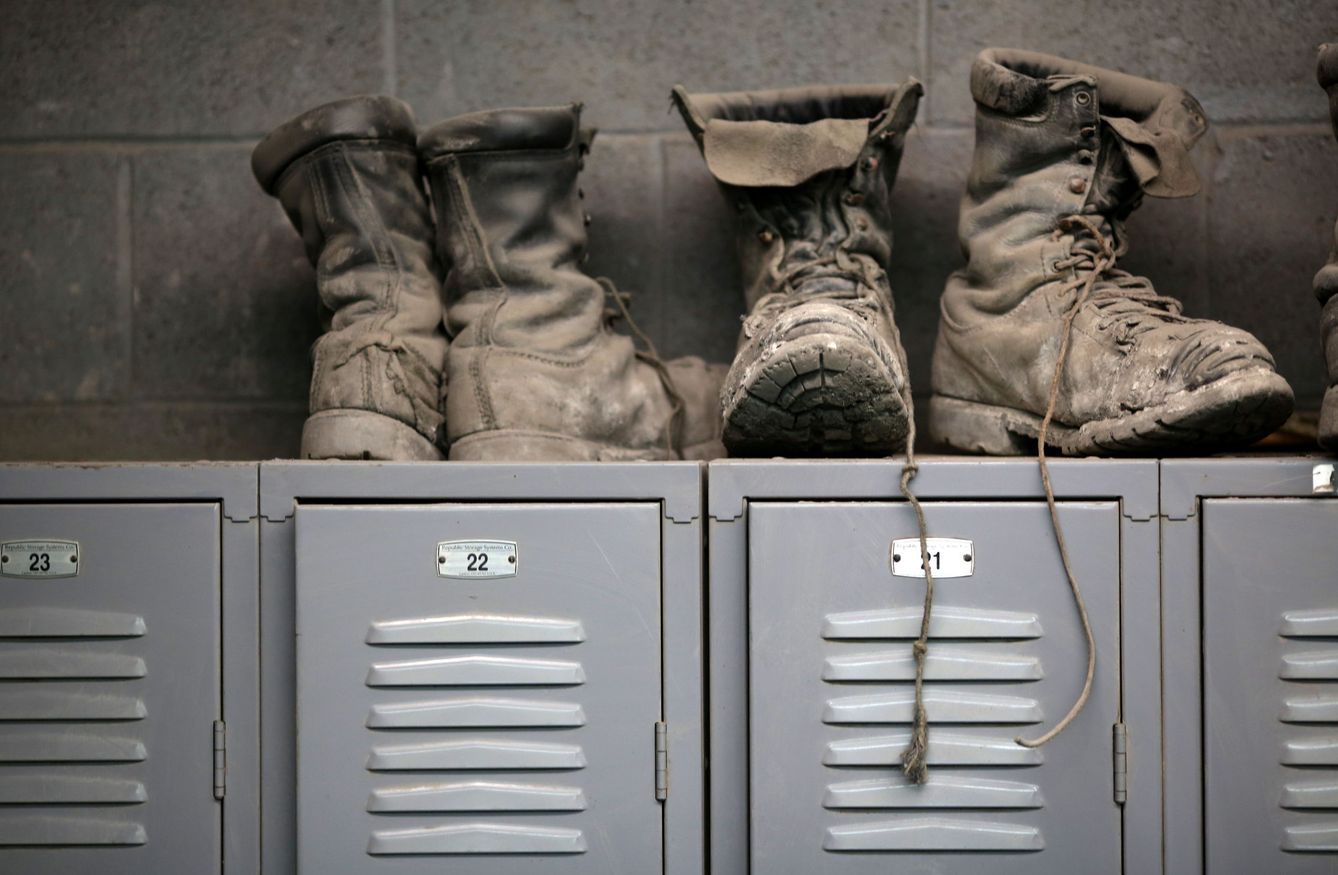 Botas de mineros en una explotación de carbón en Gilbert, Virginia Occidental, en 2014 (Reuters)