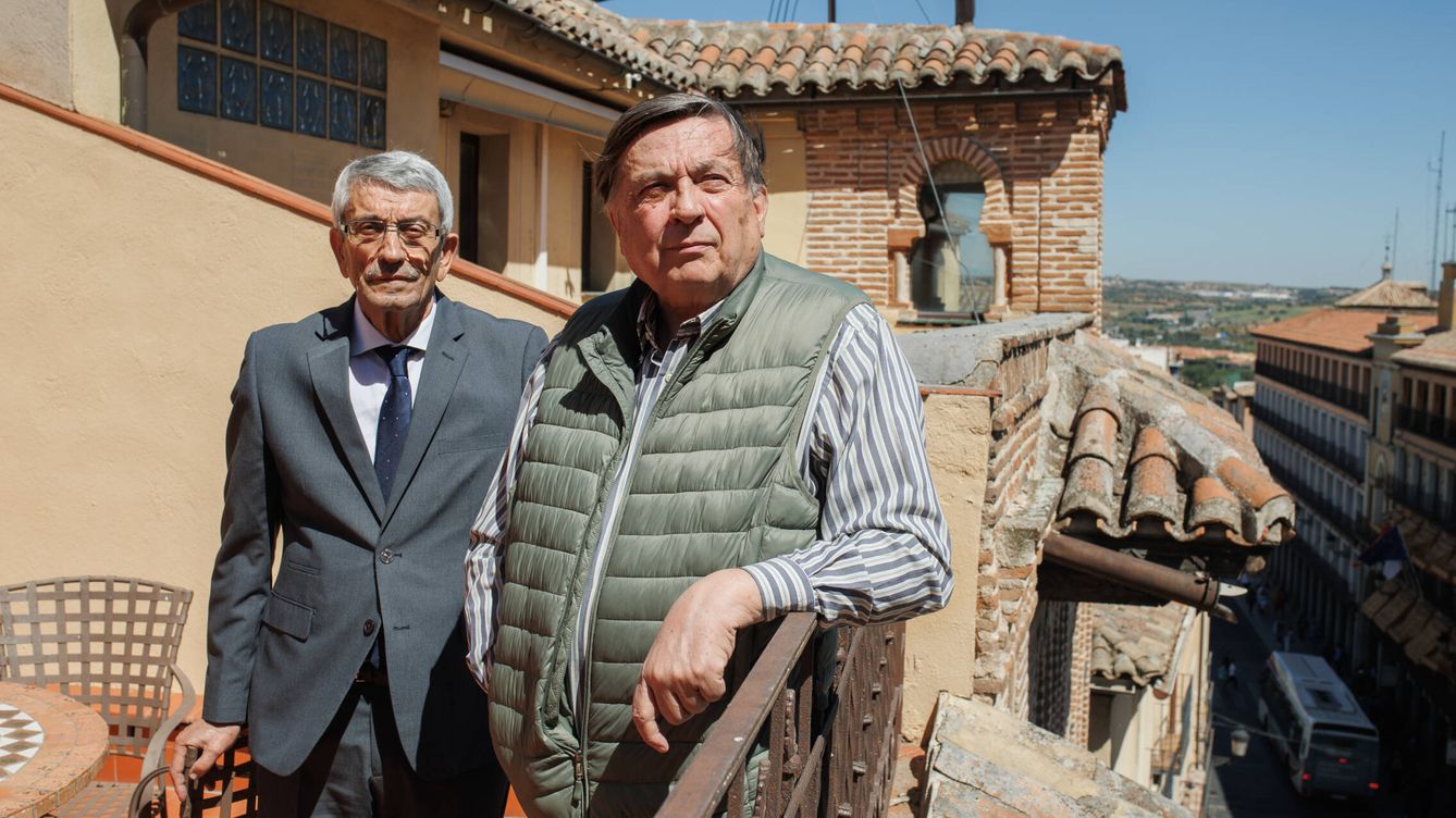 Foto: Joaquín Sánchez Garrido (i), ex alcalde de Toledo, y Jorge Miranda Encinas, periodista e historiador, posan para El Confidencial. (A. M. V.)