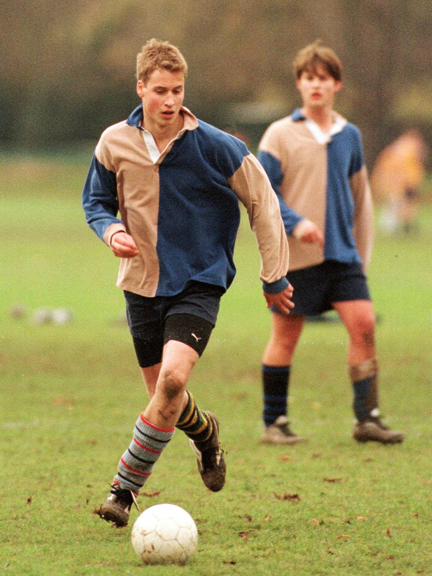 El príncipe Guillermo juega al fútbol en Eton. (Reuters)