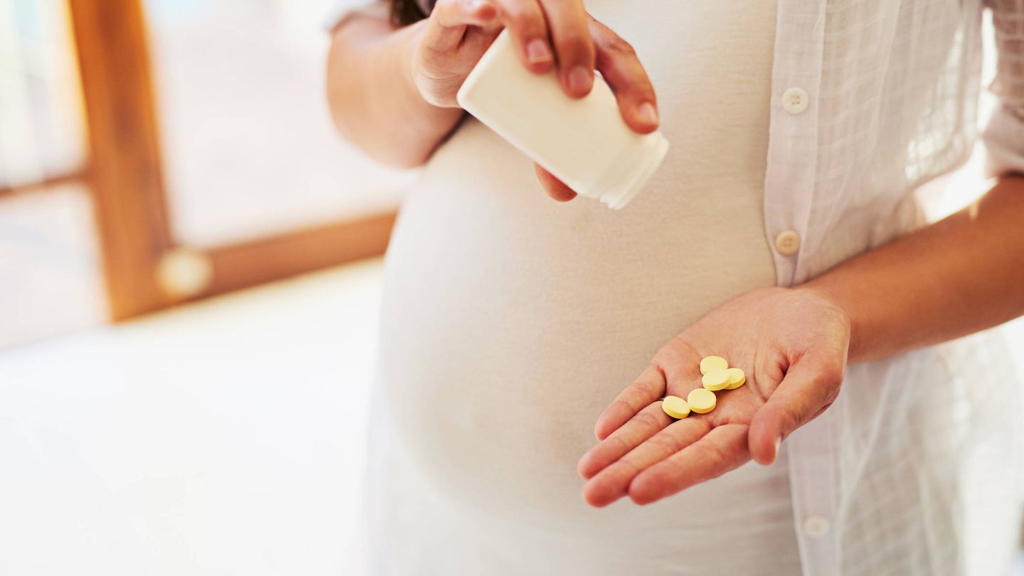 Una mujer embarazada tomando pastillas (Foto: iStock)