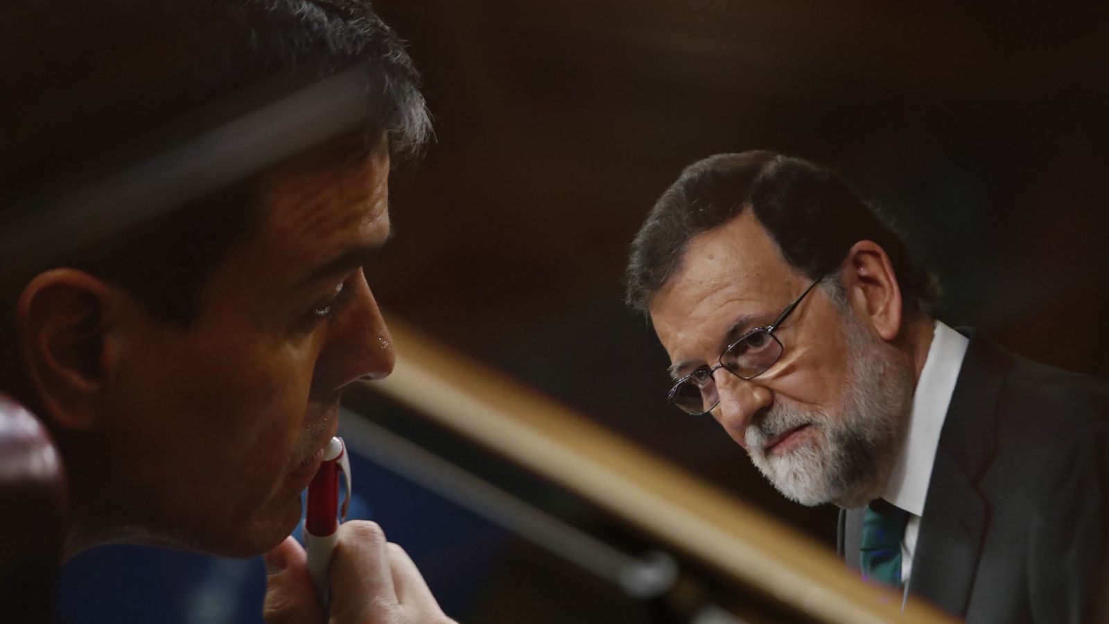 Foto: Multiexposición en cámara con el líder del PSOE, Pedro Sánchez (izda), escuchando la intervención del presidente del Gobierno, Mariano Rajoy. (EFE)