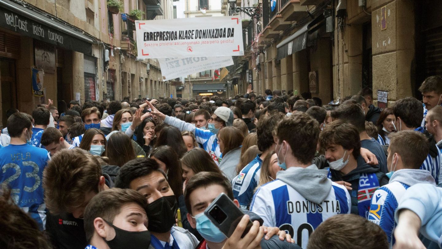 Una multitud de aficionados de la Real Sociedad se reúne en la Parte Vieja de San Sebastián. (EFE)