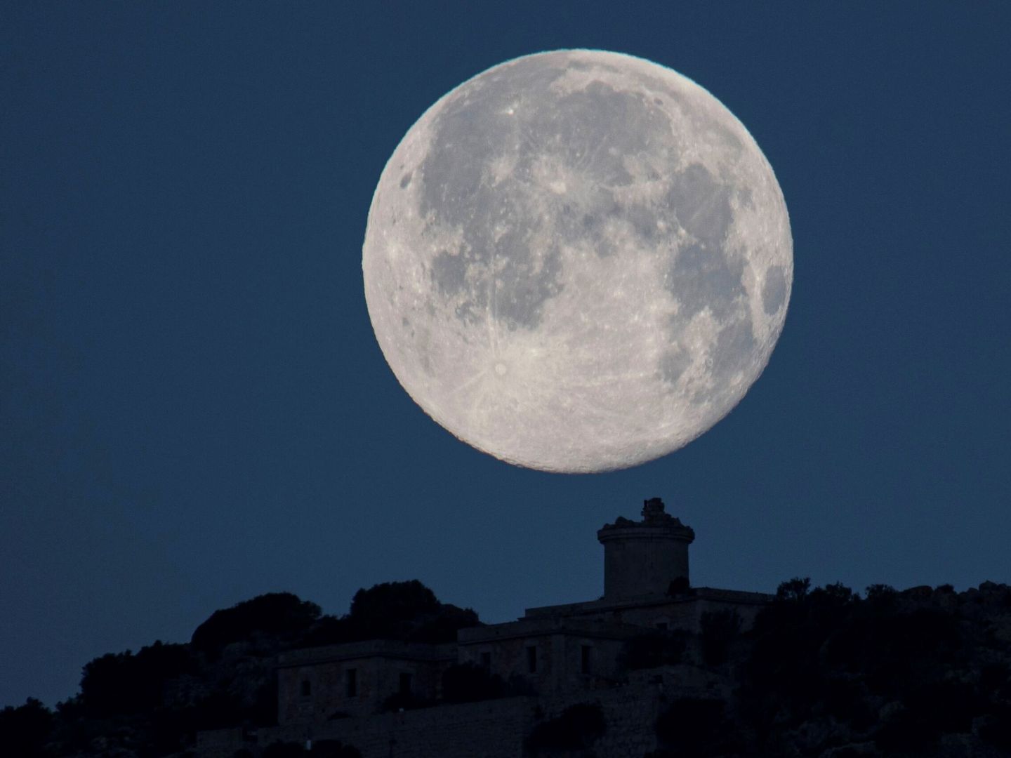 La conocida como Luna de Nieve, la luna llena de febrero, vista en Andratx, Mallorca en 2022 (EFE/Cati Cladera)