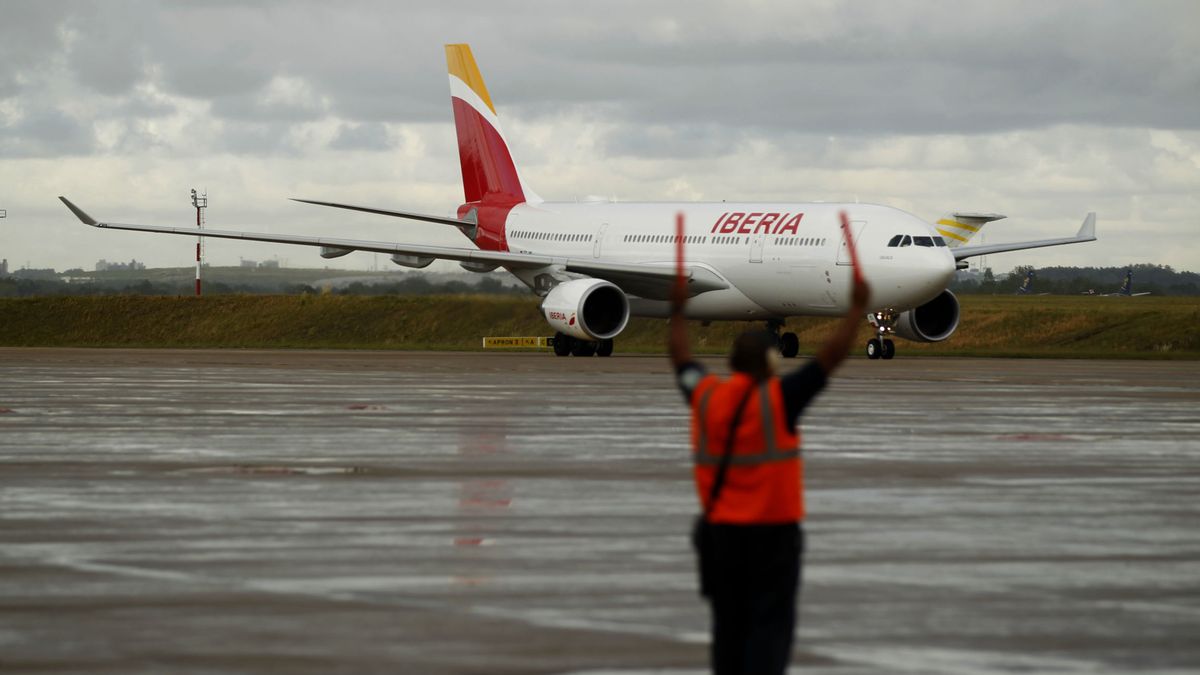 Iberia pacta con el Sepla y los auxiliares de vuelo la nueva filial 'low cost' de largo radio