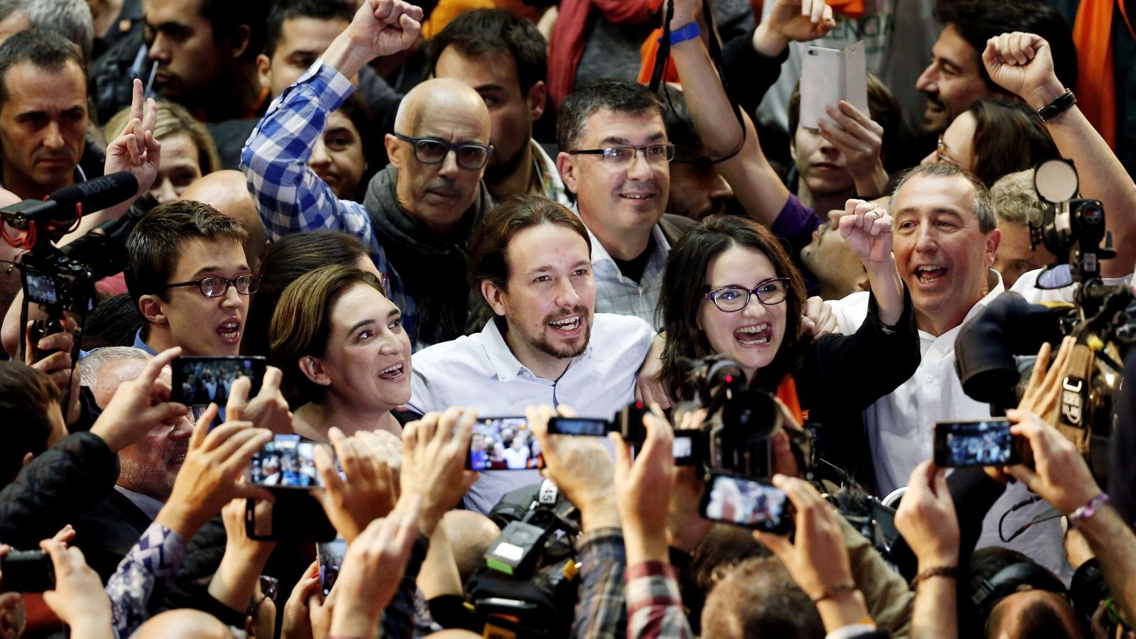 Foto:  Pablo Iglesias junto a a la vicepresidenta del Consell, Mónica Oltra, y la alcaldesa de Barcelona, Ada Colau, durante el mitin de cierre de campaña. (EFE)