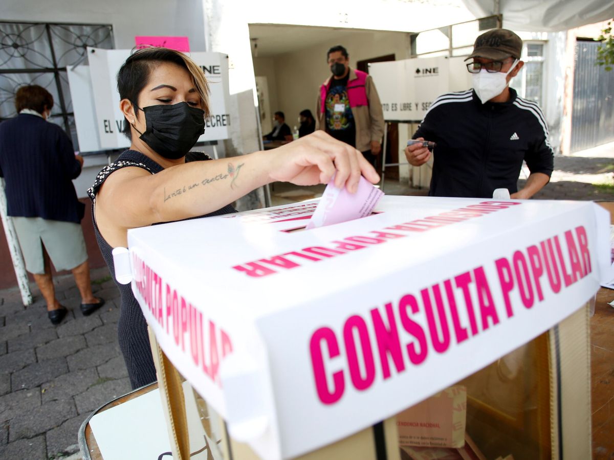 Foto: Una mujer vota en la consulta popular en México. (Reuters)