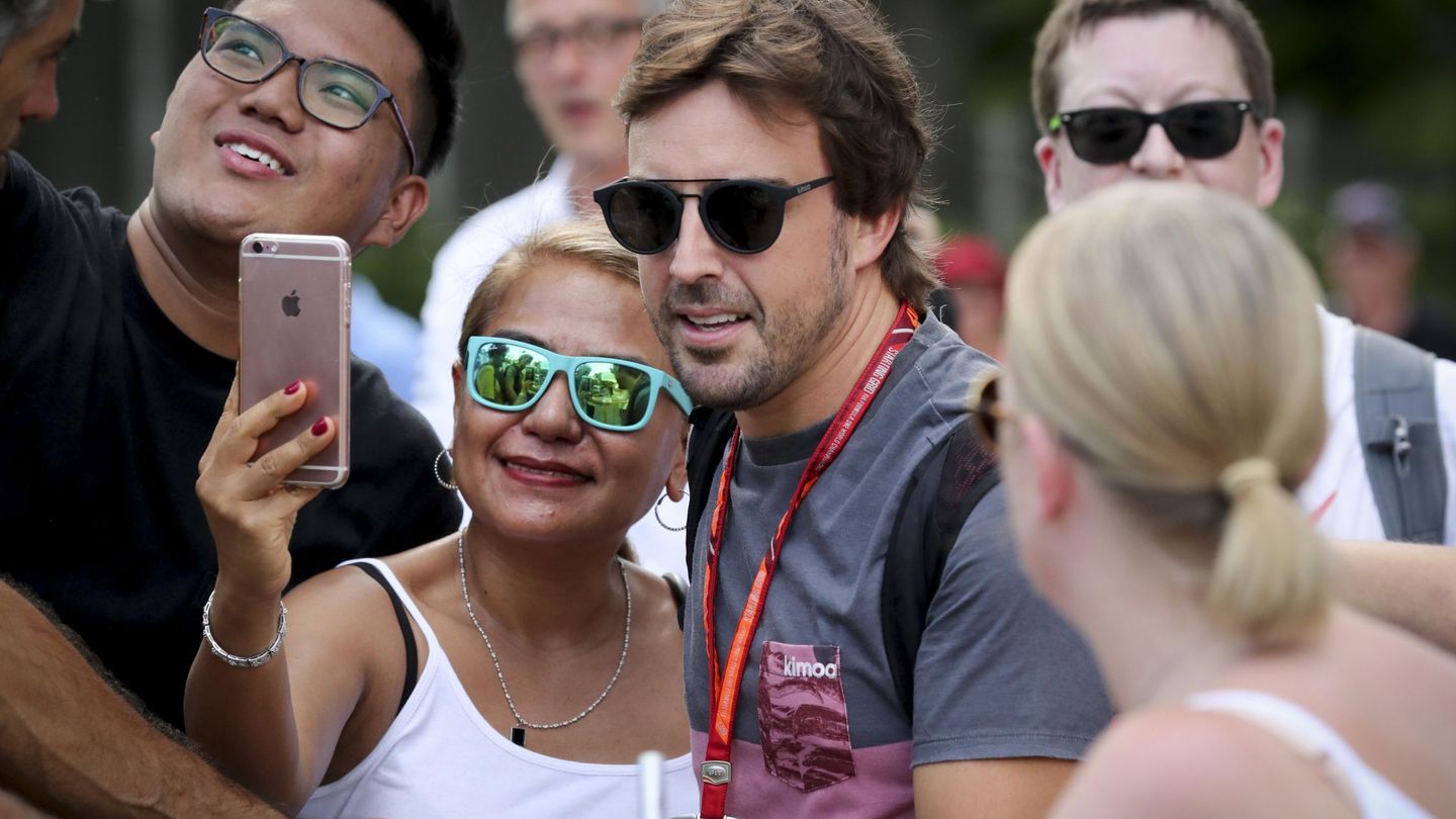 Fernando Alonso se fotografía con aficionados este jueves en Singapur. (EFE)