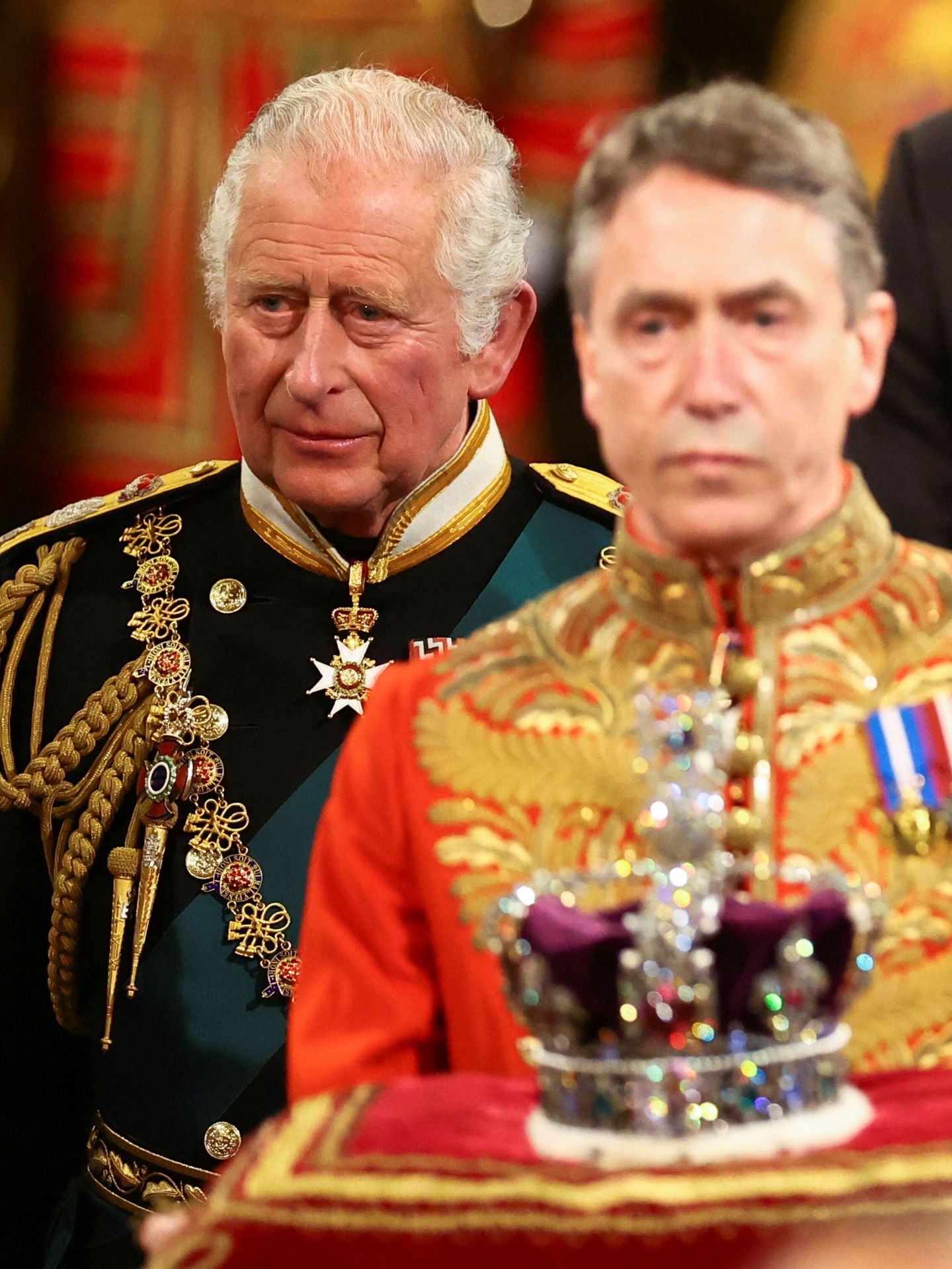 El príncipe Carlos, tras la corona imperial. (Reuters/Pool/Hannah McKay)
