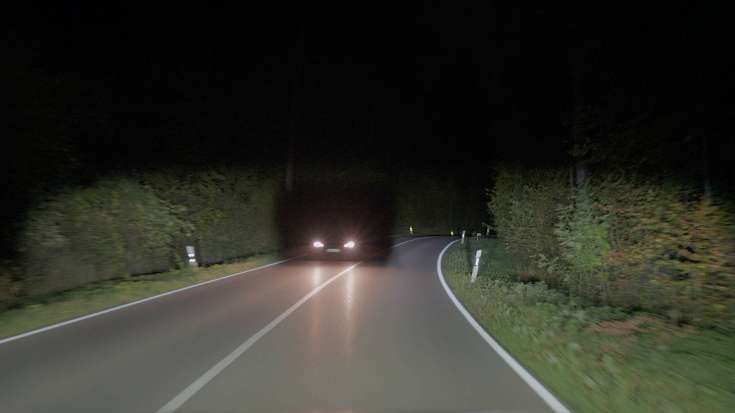 Cuando las luces largas están activadas, estas crearán un hueco para el coche que venga.