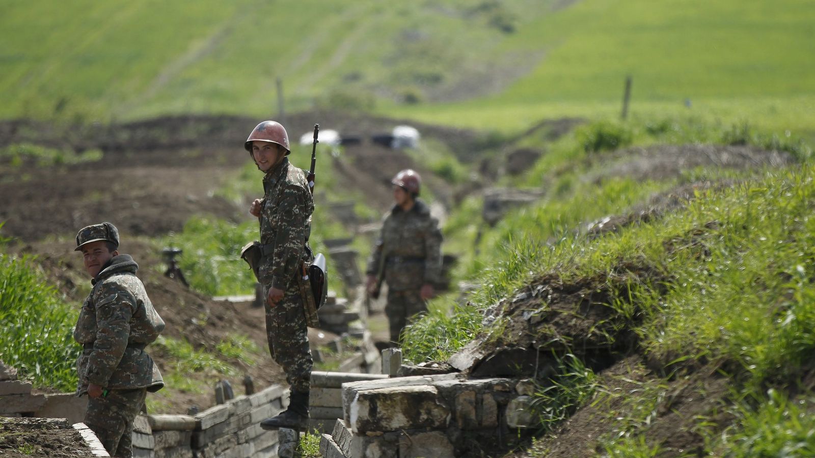 Foto: Soldados armenios en una trinchera en Nagorno Karabaj. (Reuters)