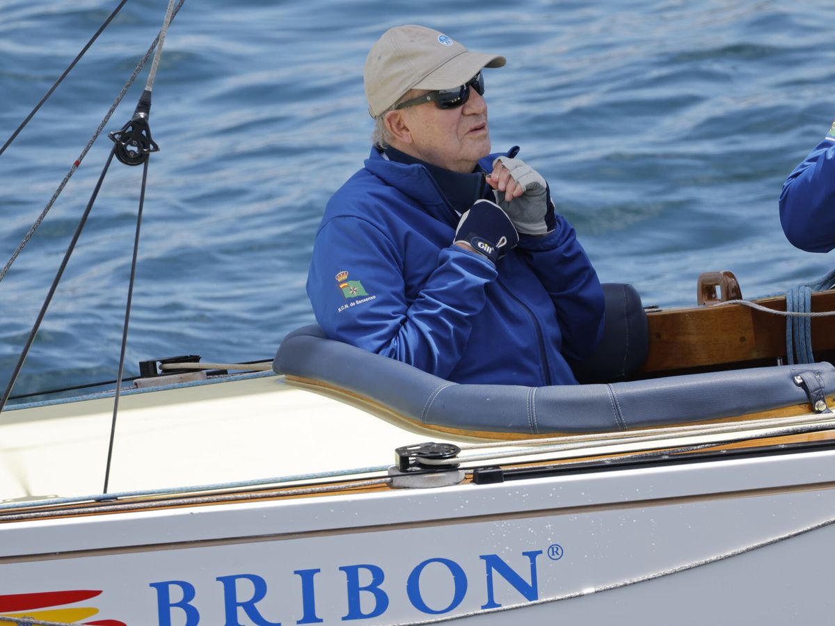 Foto: El rey Juan Carlos navega en el bribón a pocos días de las celebraciones. (EFE)