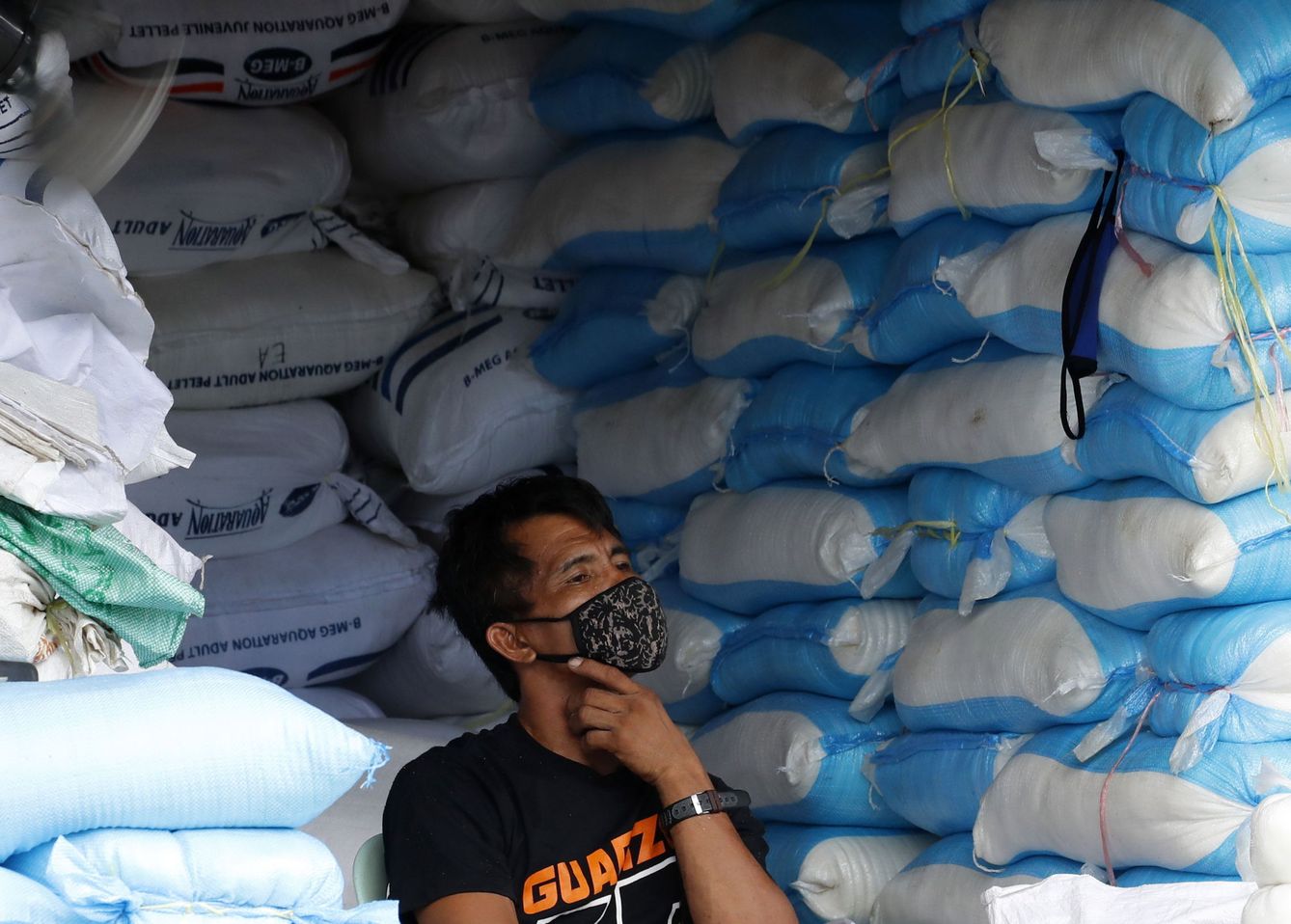 Un hombre con mascarilla, en un mercado sometido a restricciones en Manila. (Reuters)