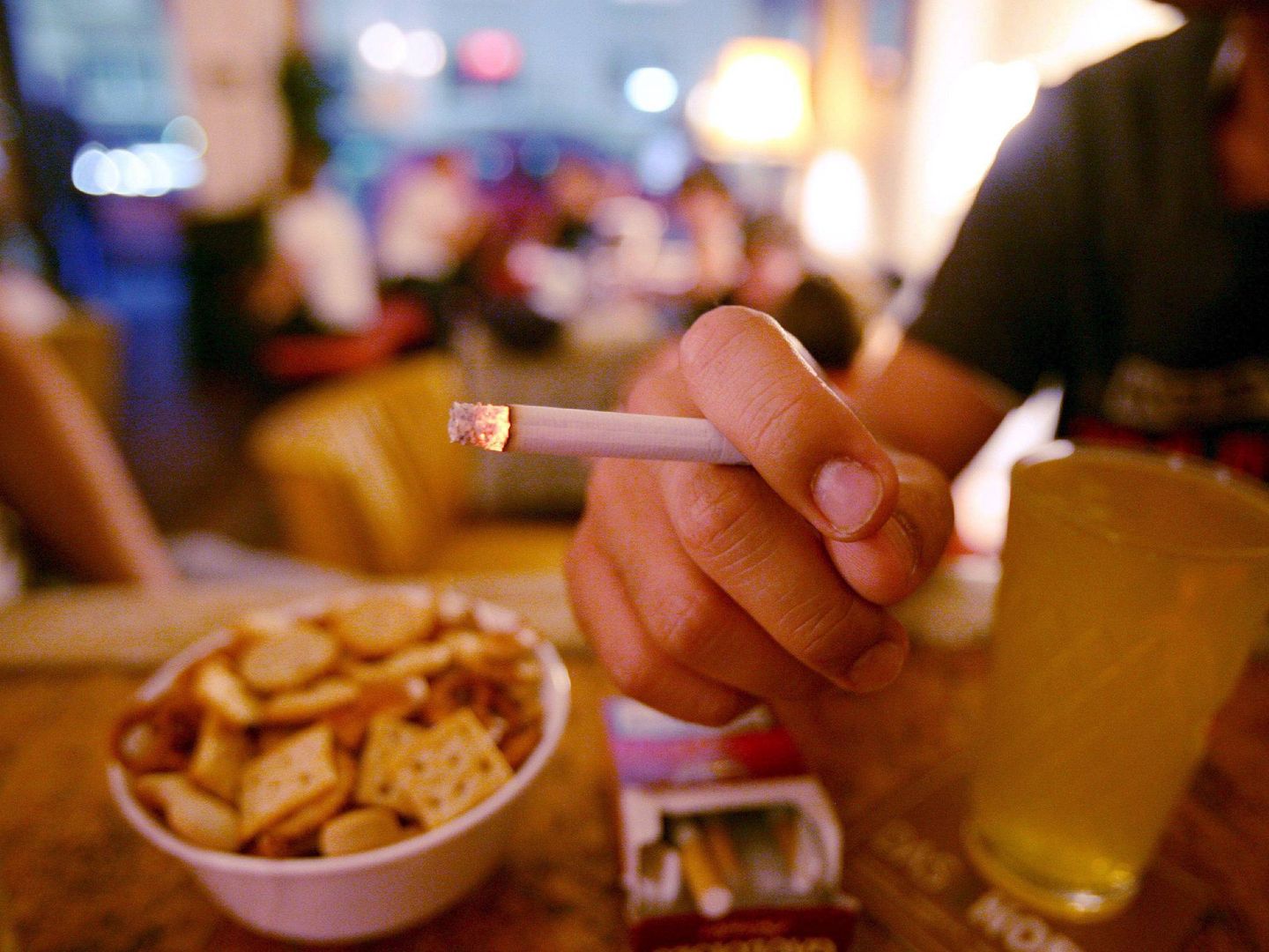 Un hombre fumando en un bar de Alemania | EFE