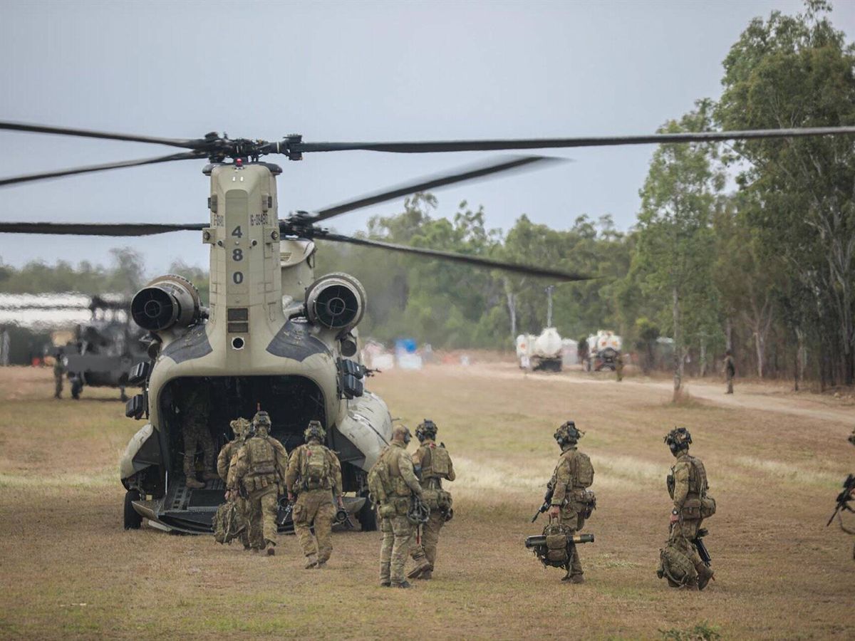 Foto: Imagen de archivo de militares australianos subiéndose a un avión militar estadounidense. (Europa Press)