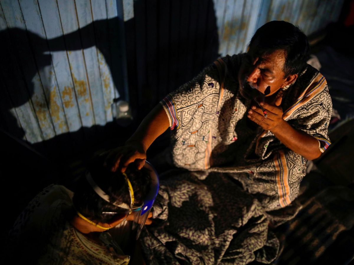 Foto: El chamán Pedro Tangoa López, durante un ritual curativo en Pucallpa, Perú. (Reuters/Sebastián Castañeda)