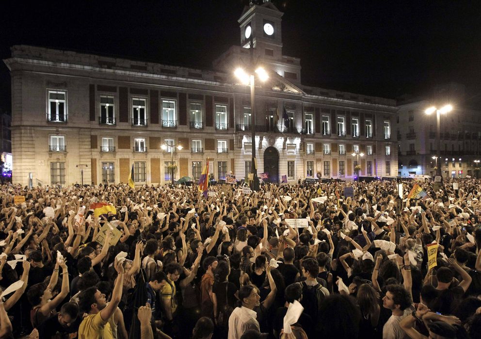 Foto: El 15M abarrota la Puerta del Sol en Madrid en el primer aniversario del movimiento (EFE)