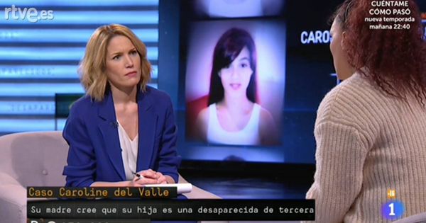 Foto: Silvia Intxaurrondo entrevistando a la madre de una víctima.