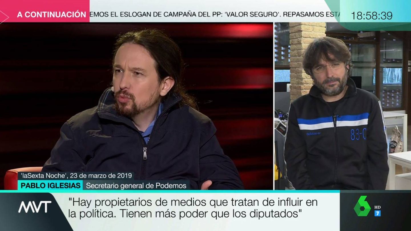 Évole, escuchando las declaraciones de Pablo Iglesias. (Atresmedia)