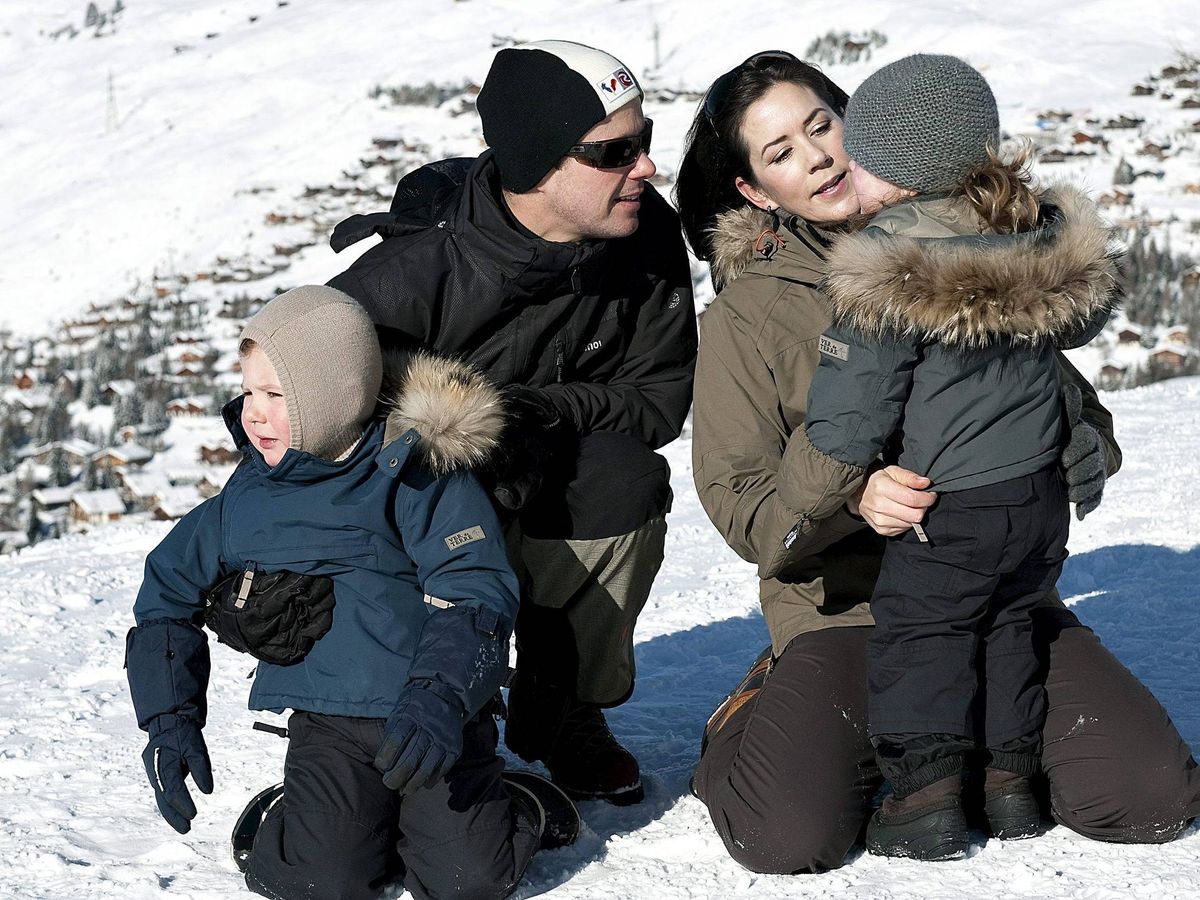 Foto: Federico de Dinamarca y familia, en 2002 durante su visita a la estación de esquí de Verbier. (EFE/Keld Navntoft)