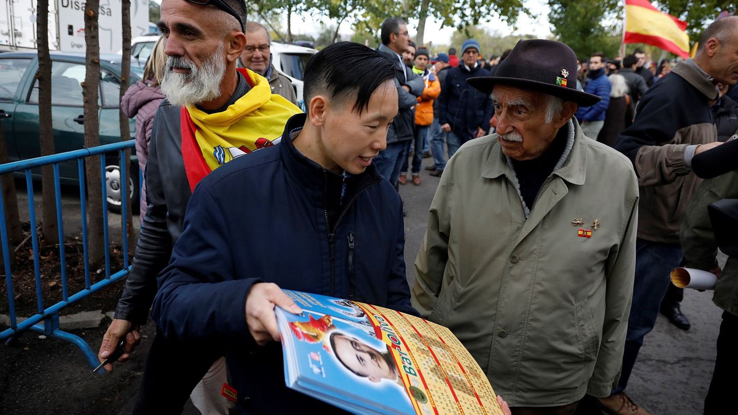 Chen Xiangwei regenta un bar con simbología franquista en Madrid. (Efe)