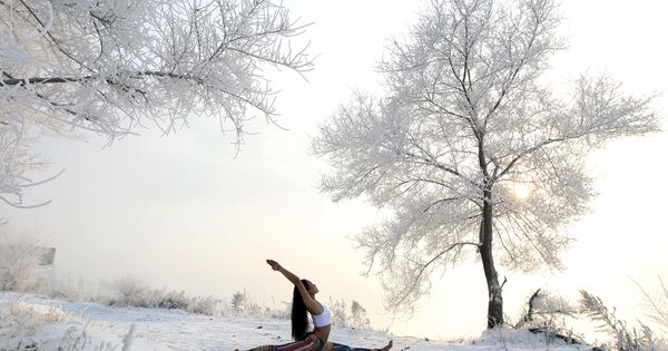 Foto: Foto de recurso de na joven practicando yoga. (Reuters)