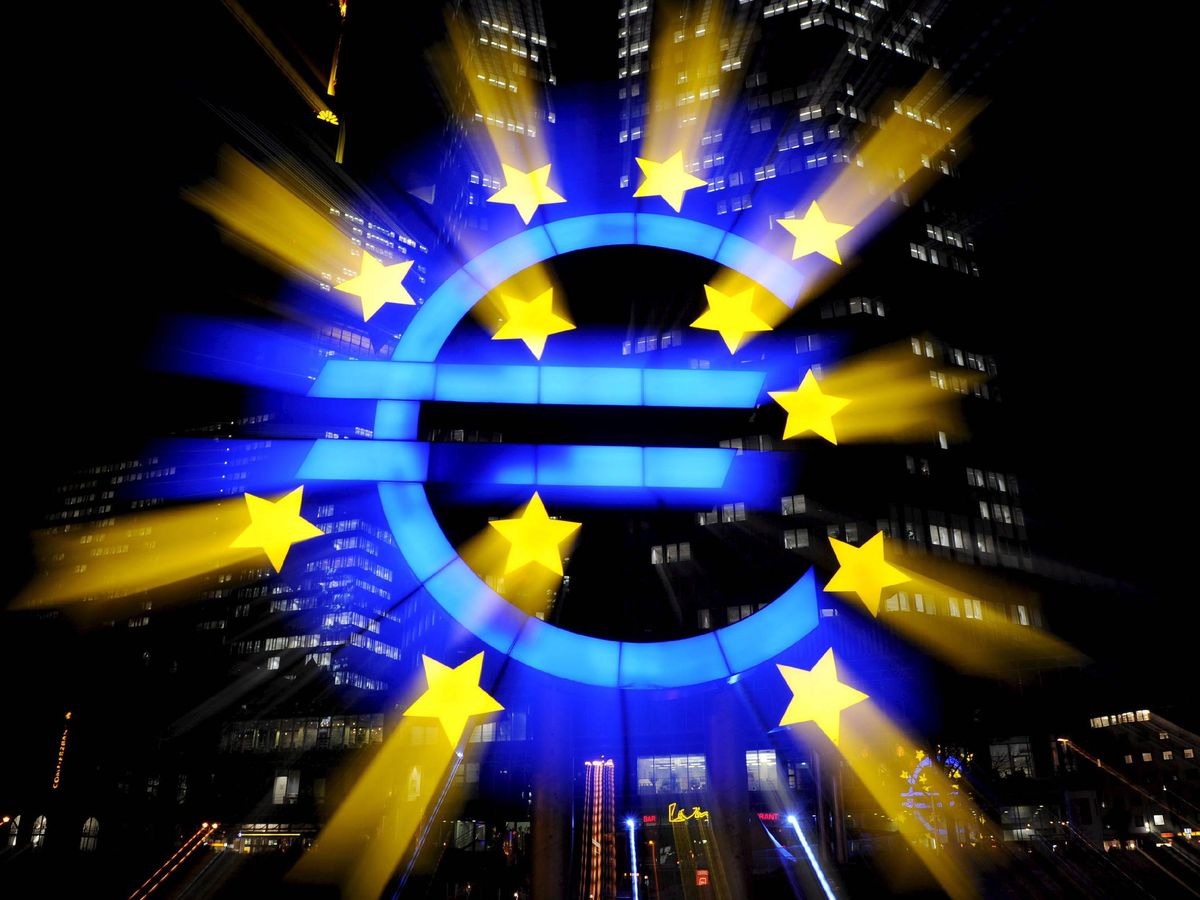Foto: Imagen del signo del Euro que se refleja en frente del BCE. (EFE/Arne Dedert)