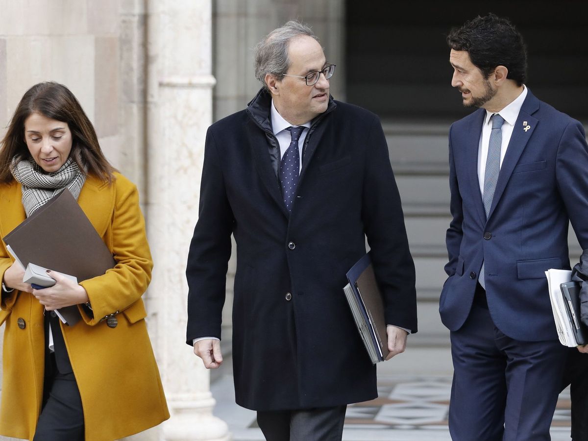 Foto: El presidente de la Generalitat, Quim Torra (c), acompañado por la consellera de la Presidencia, Meritxell Budó (i) y del conseller de Territori, Damiá Calvet (d). (EFE)