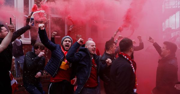 Foto: Aficionados del Liverpool, con bengalas en la mano en la previa de un encuentro contra el Tottenham en Premier League. (Reuters)
