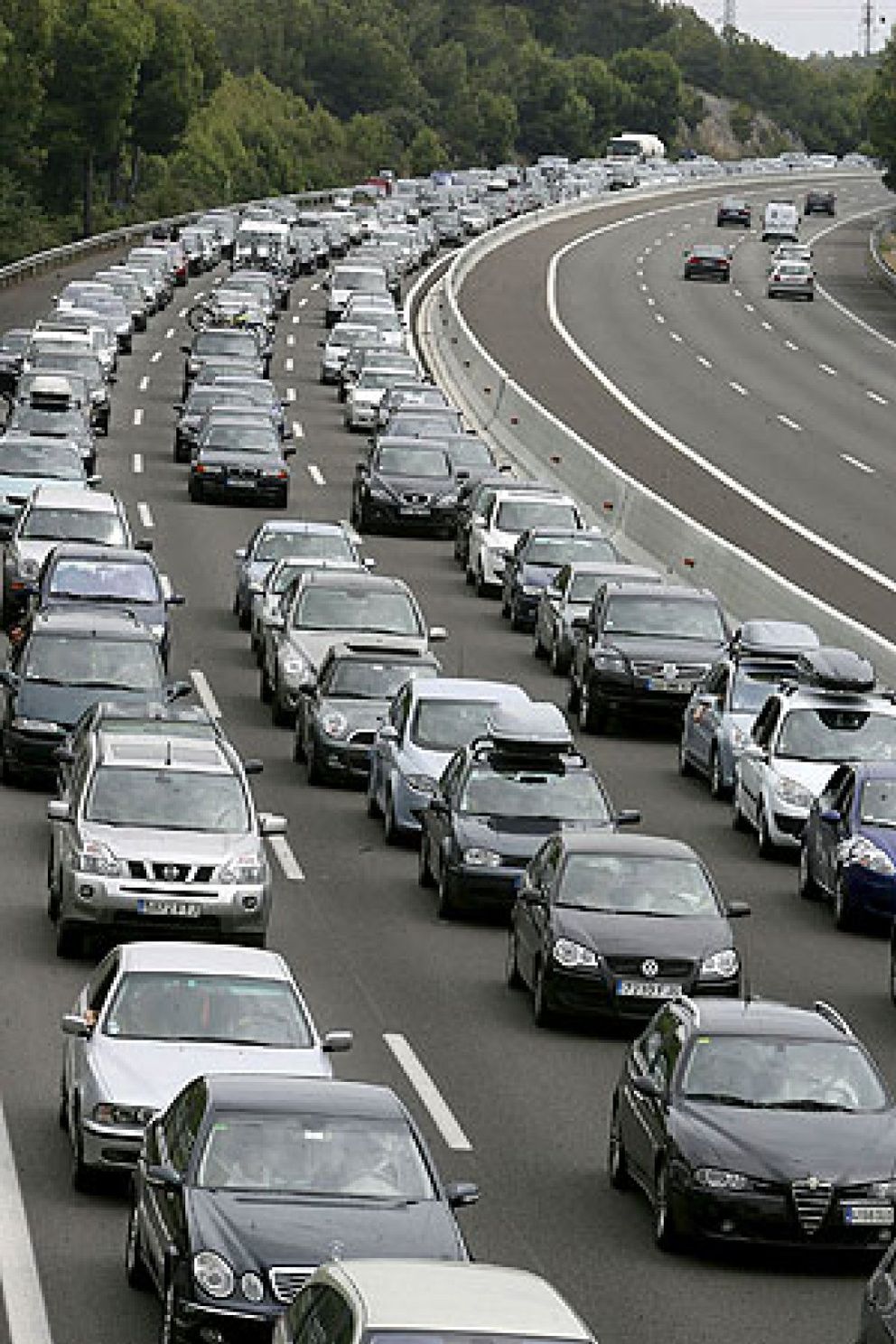 Foto: Normalidad en las carreteras españolas, con pequeñas retenciones en Barcelona, Alicante y Cádiz