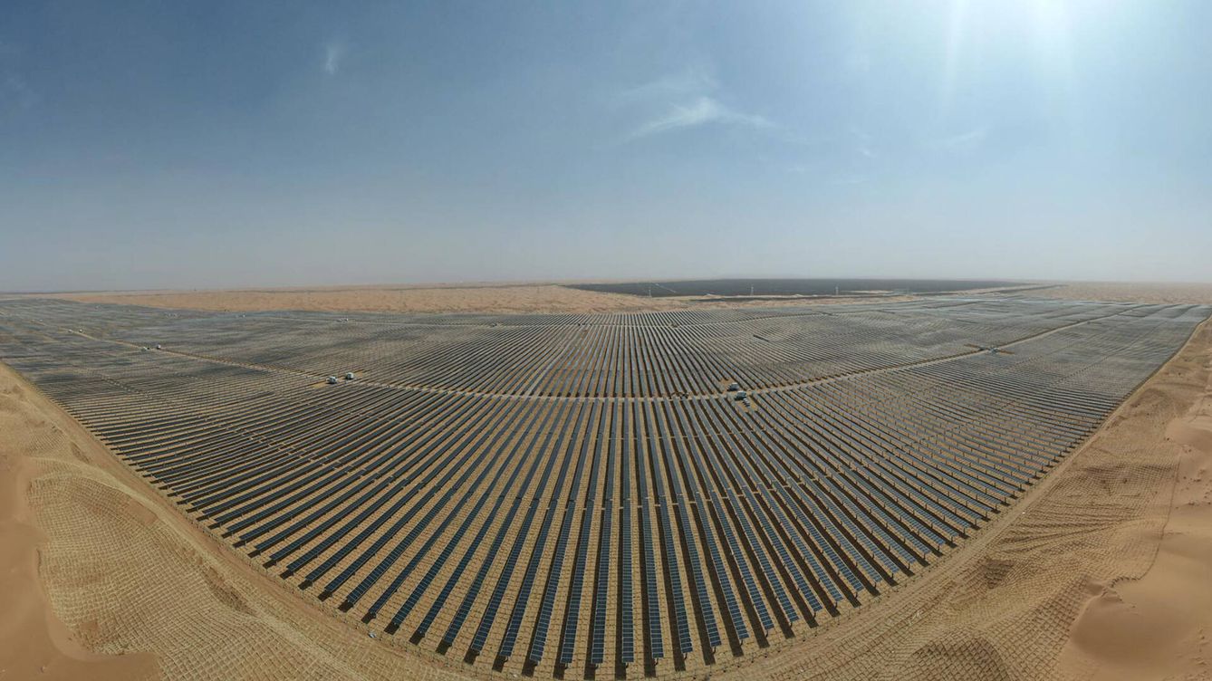 Foto: Una pequeña fracción del océano de paneles solares que China ha construido en los desiertos del noroeste de China. (Mokun Renewables)