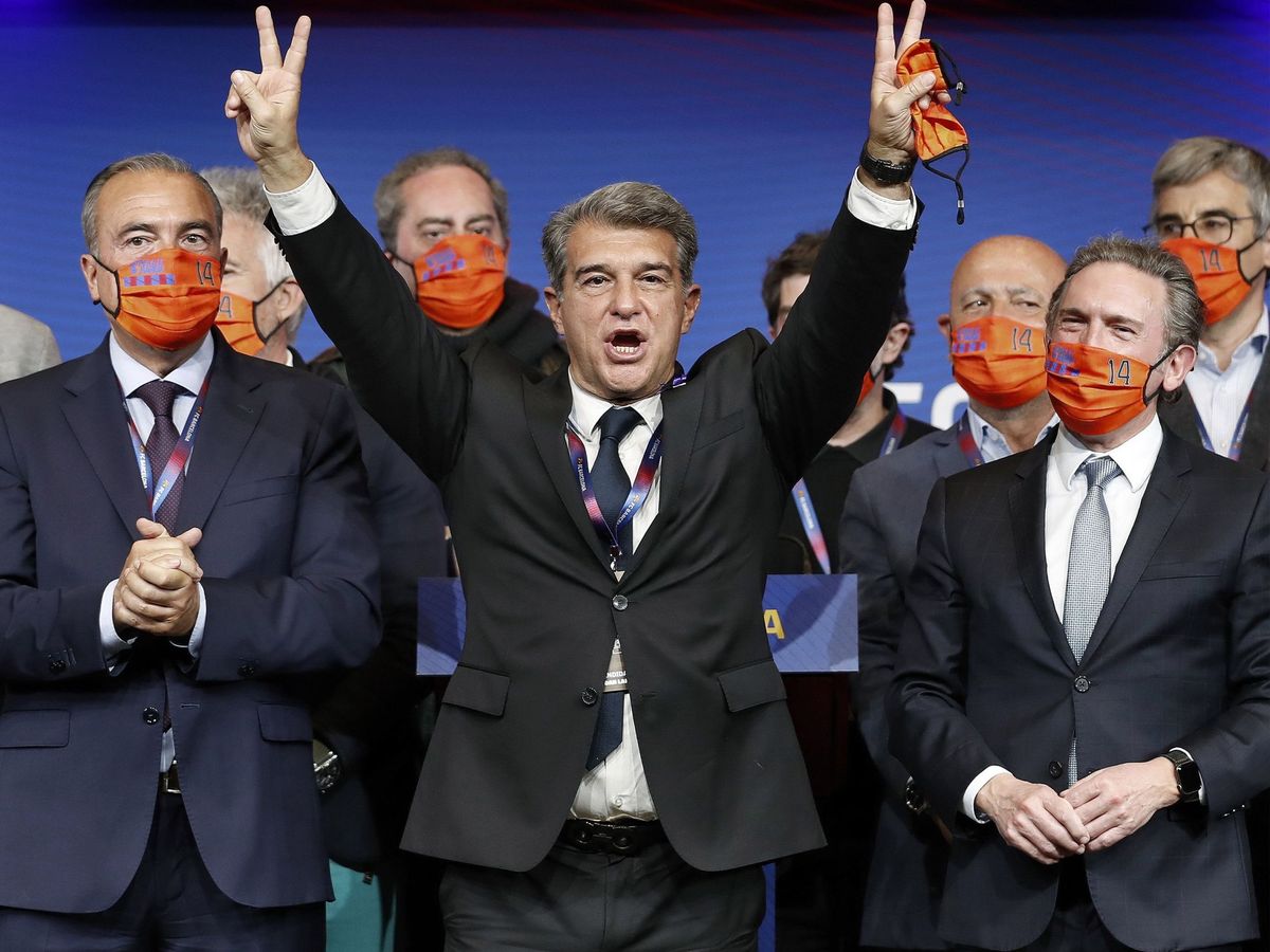 Foto: Laporta levanta los brazos tras ganar las elecciones a la presidencia del Barça (Efe).