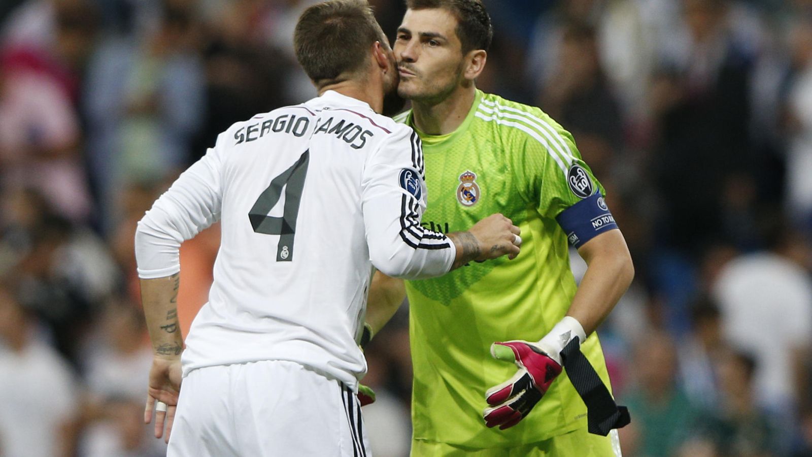Foto: Casillas y Casillas se saludan tras un partido con el Real Madrid (Efe)