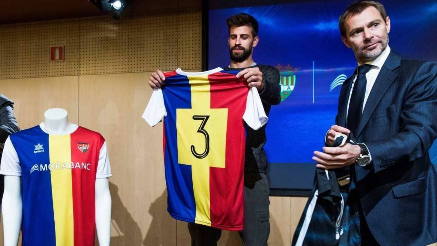 Piqué, con una camiseta del FC Andorra. (EFE)