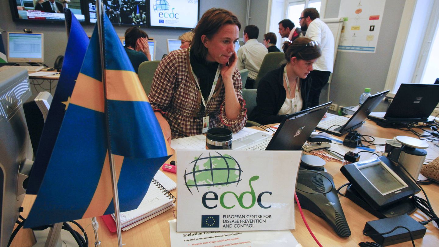 Trabajadores en el European Center for Disease Control, en Estocolmo (Reuters). 