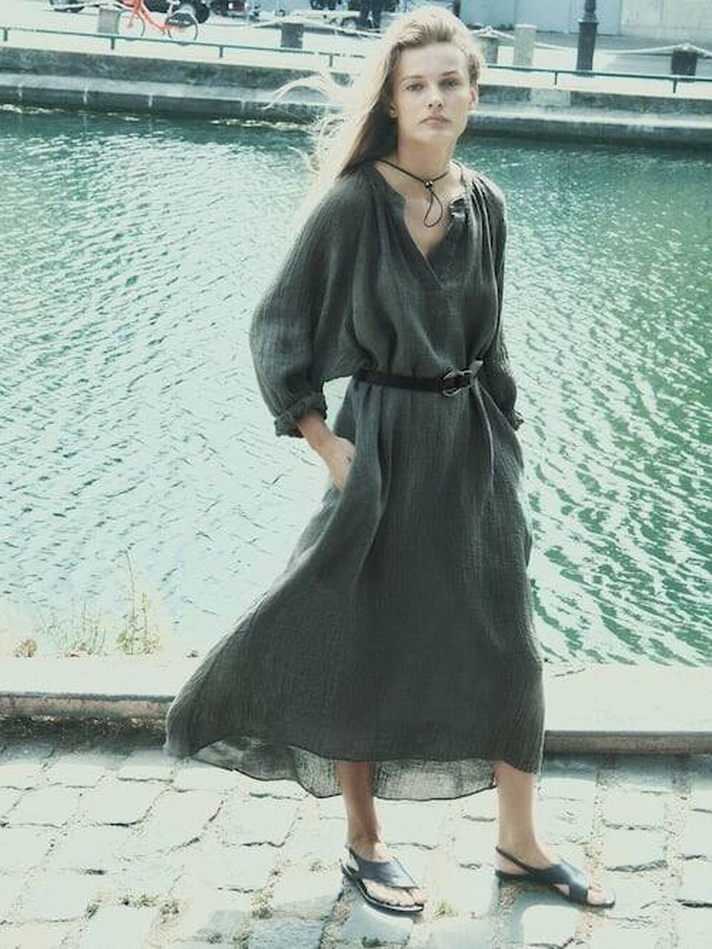 El vestido de lino de Massimo Dutti ideal para el verano. (Cortesía)