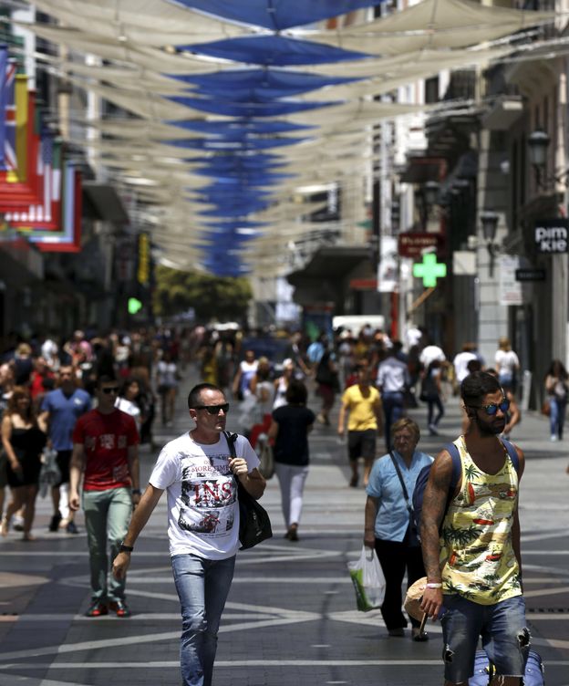 Foto: Varias personas pasean por la Calle Preciados en Madrid a 40 grados. (EFE)