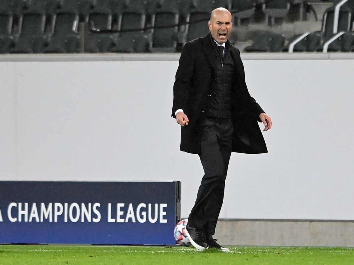 Foto: Zidane da instrucciones durante el partido del Real Madrid contra el Borussia Mönchengladbach. (Efe)