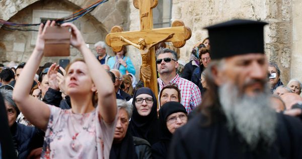 Foto: Cristianos ortodoxos durante una ceremonia a las puertas del Santo Sepulcro, en la Ciudad Vieja de Jerusalén, el 13 de abril de 2017. (Reuters) 