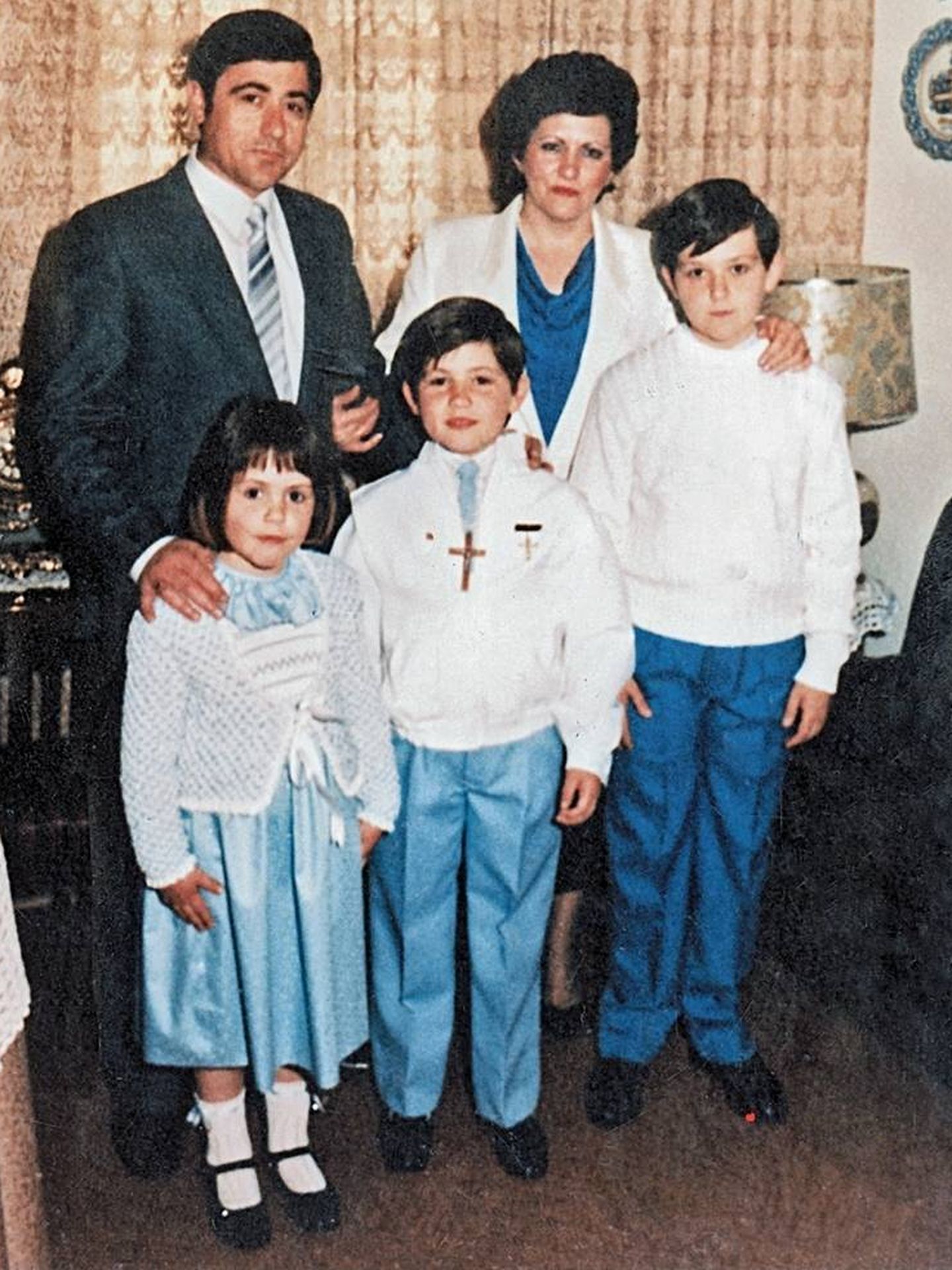 La familia al completo el día de la comunión de Víctor. La foto está tomada en el salón de su piso de la casa cuartel de Zaragoza. Debajo de la ventana tras las cortinas colocó ETA el coche bomba el 11 de diciembre de 1987 (Planeta)
