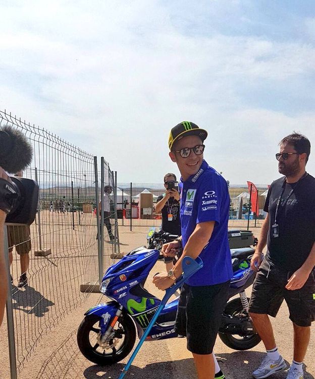 Foto: Rossi ha llegado a Motorland ayudado de una muleta, pero por su propio pie. (@MotoGP)