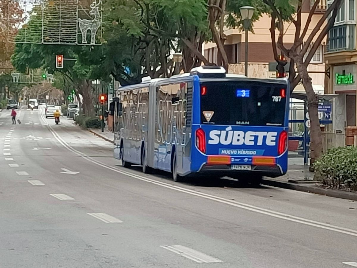 Foto: Un autobús de línea de la Empresa Malagueña de Transporte. (P.D.A.)